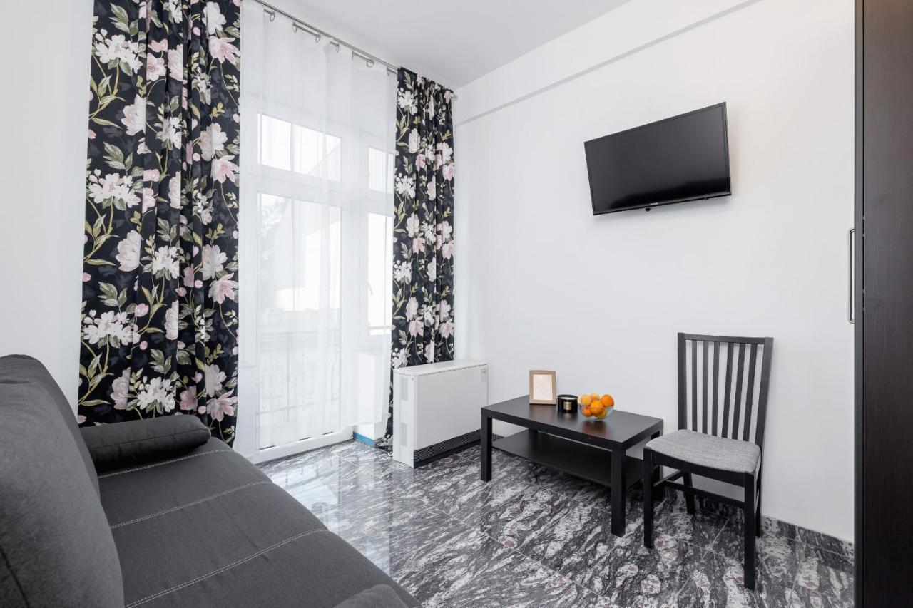 Apartments On Krupowki Street With Mountain View By Noclegi Renters Zakopane Exteriör bild